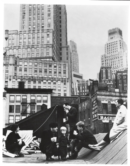 Agnes Martin with Jack Youngerman, Ellsworth Kelly, Robert Indiana and Delphine Seyrig (1957) 