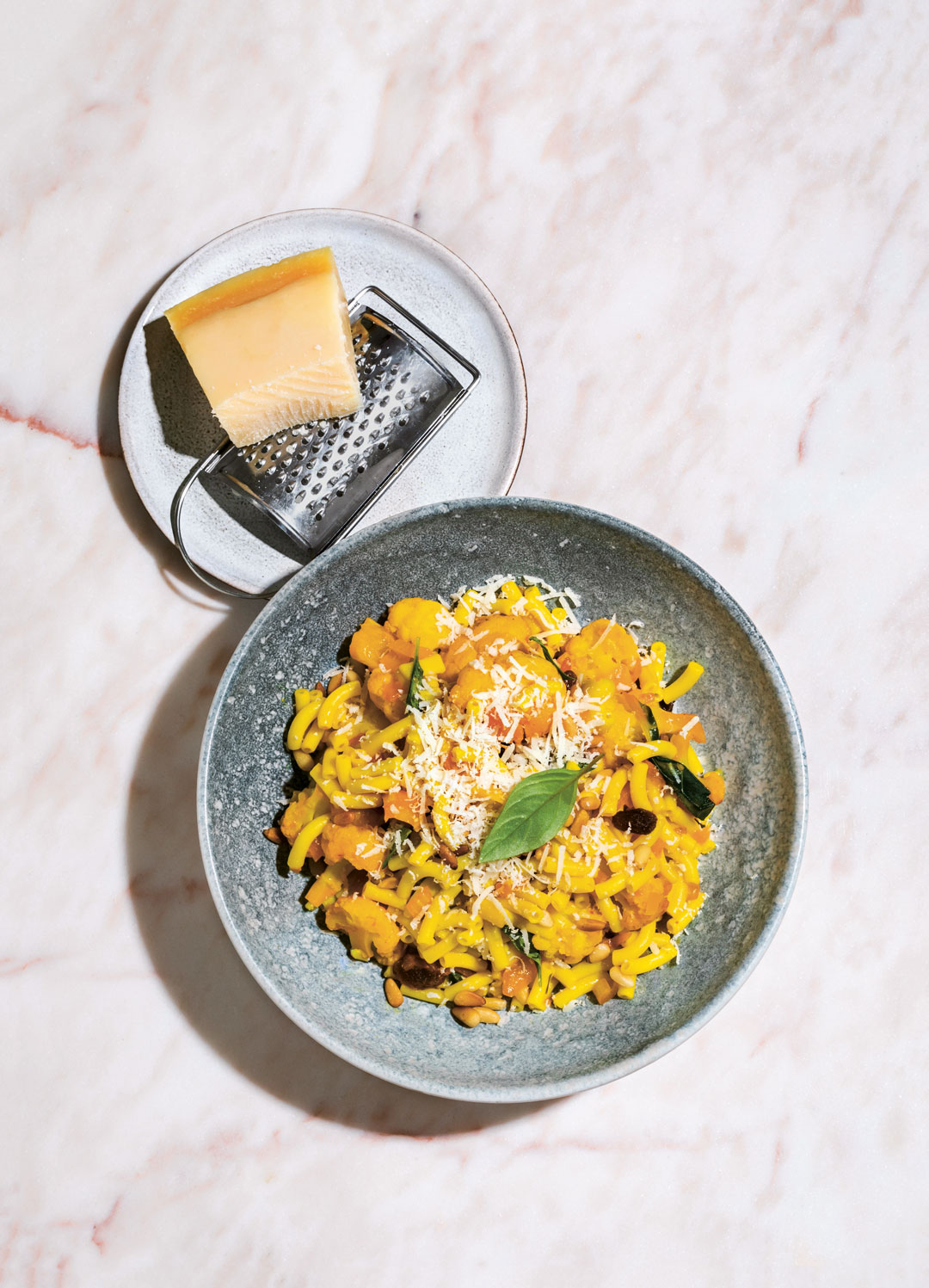 Pasta with cauliflower and pine nuts