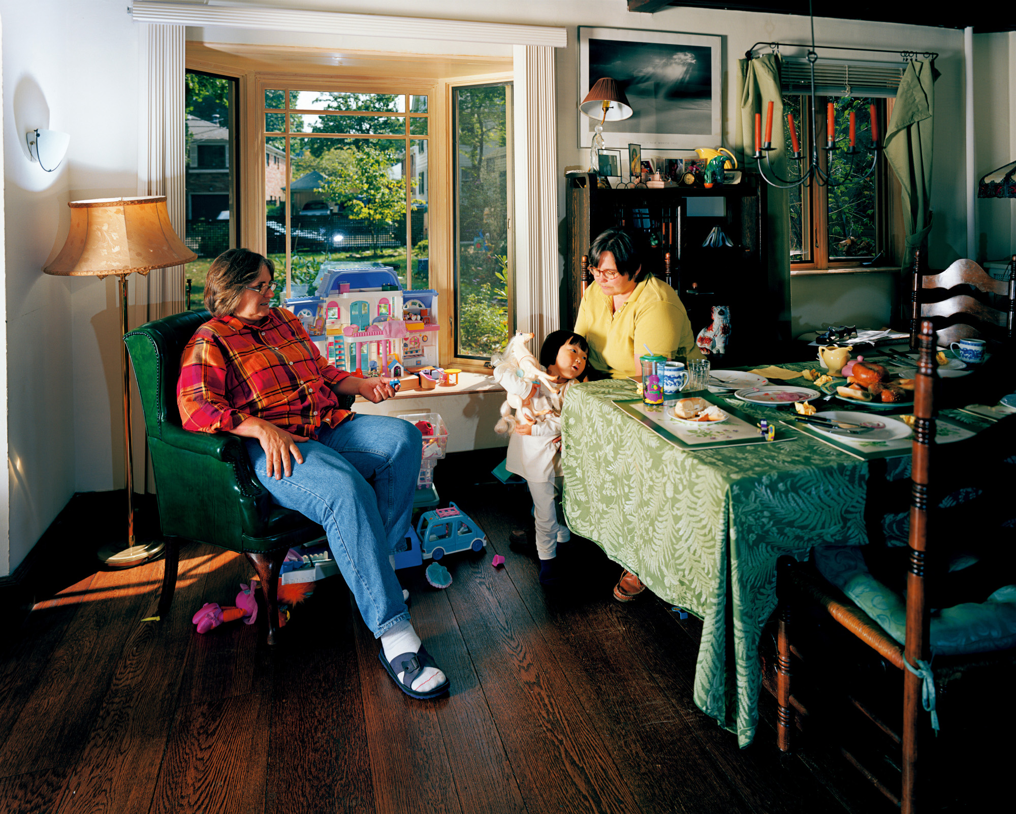 Joanne, Betsy & Olivia, Bayside, New York, 1998. Chromogenic print, 40 × 50 in. (101.6 × 127 cm). Picture credit: courtesy the artist and Regen Projects, Los Angeles; Lehmann Maupin, New York/Hong Kong/Seoul/London; Thomas Dane Gallery, London and Naples; and Peder Lund, Oslo