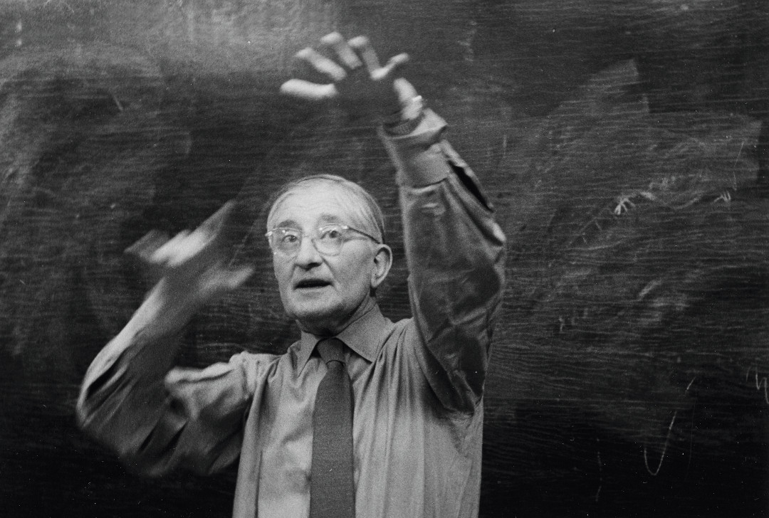 Josef Albers teaching, Yale University, 1955–56. Photo: John Cohen. Courtesy of the Josef and Anni Albers Foundation