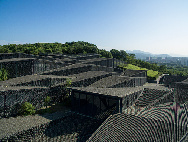 The China Academy of Art’s Folk Art Museum, Hangzhou by Kengo Kuma. Photography by Eiichi Kono. Images courtesy of Kengo Kuma and Associates