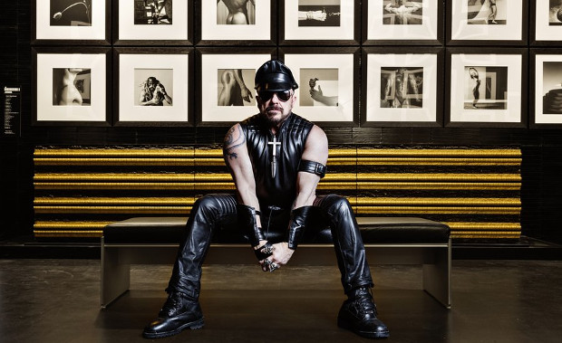 The architect Peter Marino sitting in front of his collection of Robert Mapplethorpe photographs (photo by Manolo Yllera)