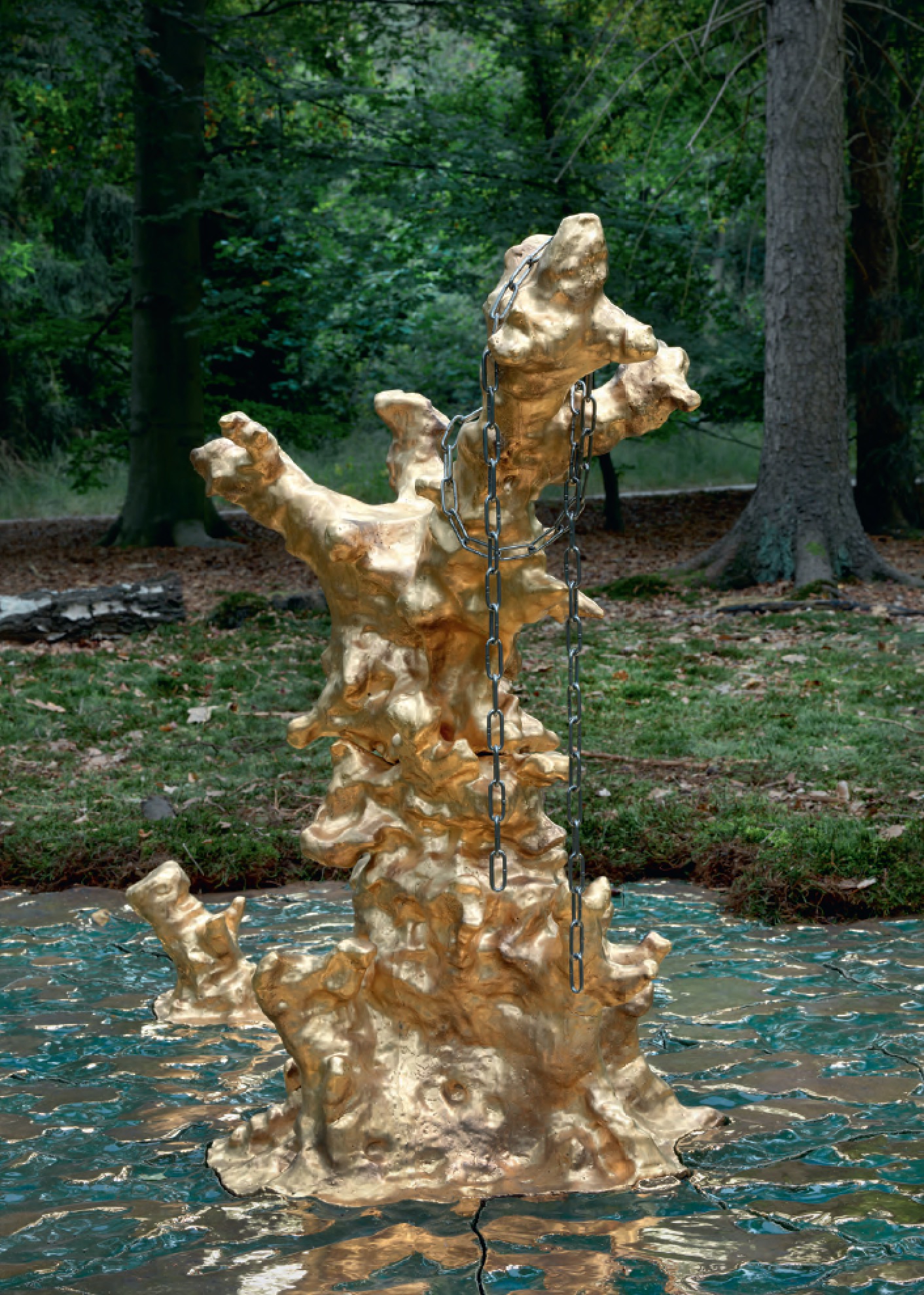 Der Goldtümpel (The Golden Pool), 2016 Glazed ceramic, gold, stainless steel chain Installation view, ‘Luster – Clay in Sculpture Today’ exhibition, Fundament Foundation at park De Oude Warande, Tilburg, Netherlands - Markus Karstieß