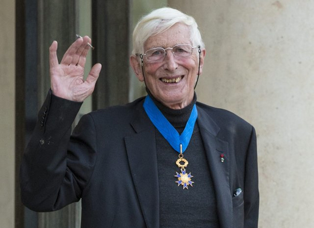 Tomi Ungerer with his Ordre National du Mérite medal